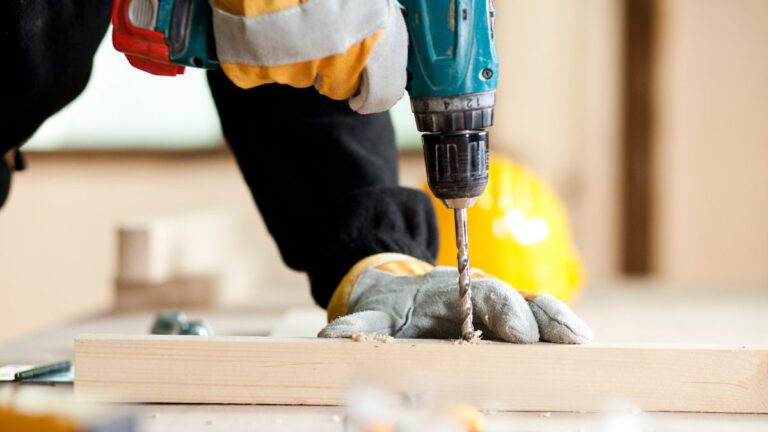 homem usando furadeira de impacto
