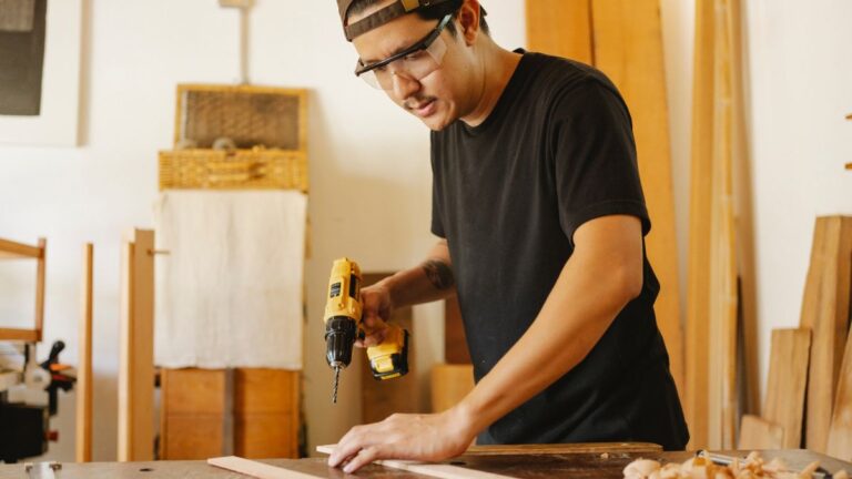 homem com furadeira na marcenaria