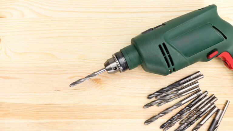 furadeira verde com brocas