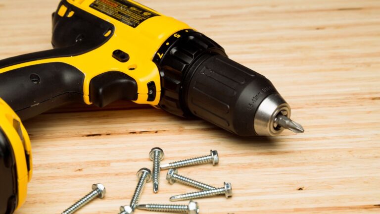 furadeira amarela com pregos e brocas