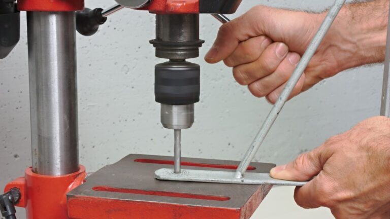 furadeira de bancada vermelha