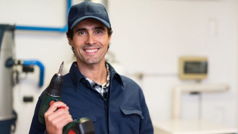 homem segurando furadeira