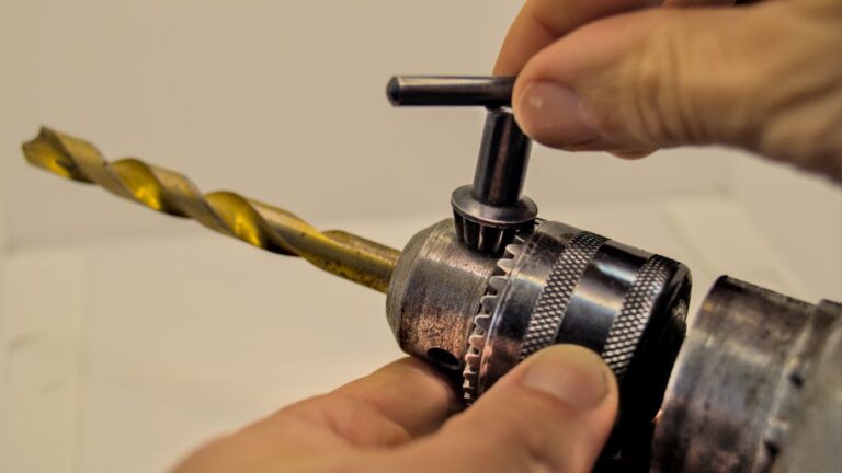 trocando o mandril da furadeira