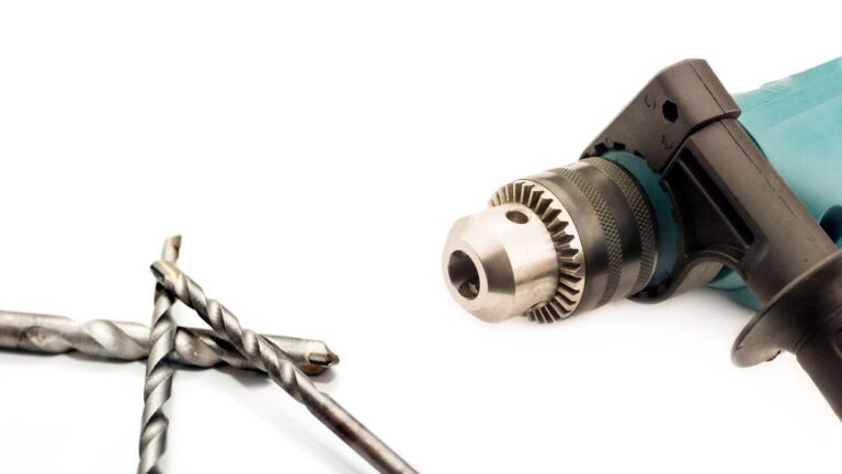 furadeira com mandril travado da cor verde