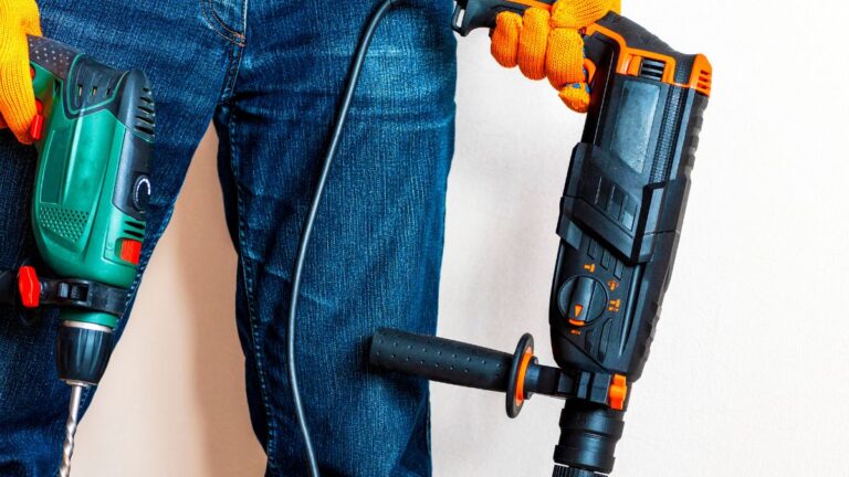 homem segurando martelete azul