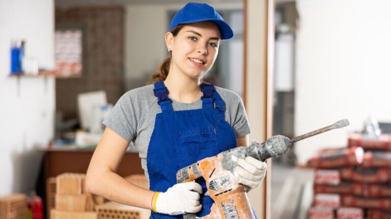 mulher com martelete