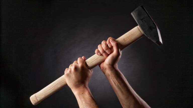 duas mãos segurando a marreta