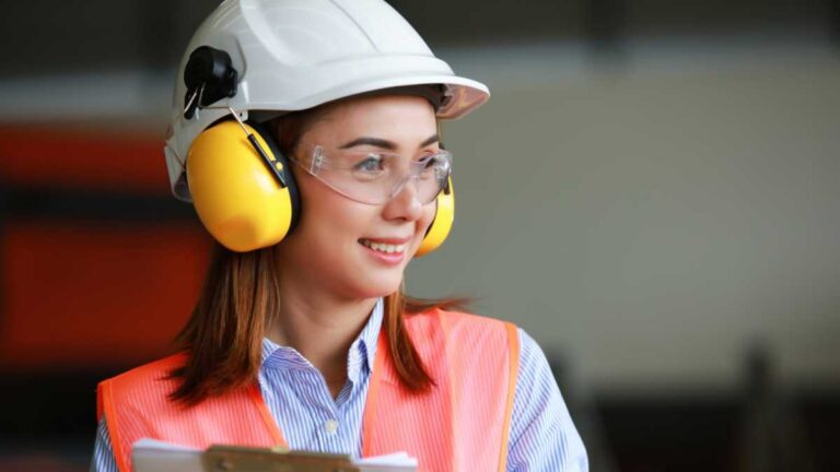 mulher com óculos de proteção